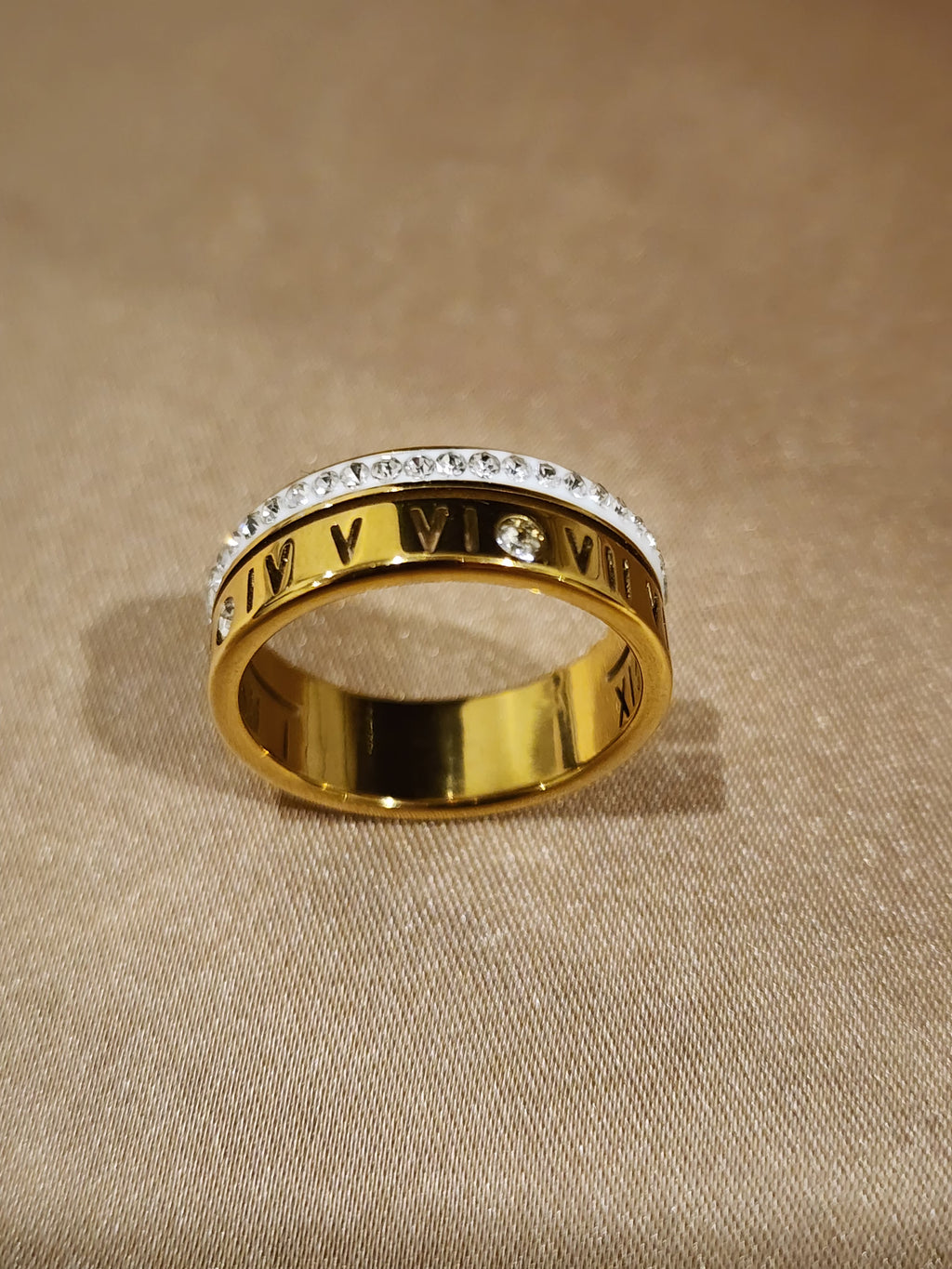 ✨ Roman Numeral Engraved Premium Crystal Band Ring – Aura de Luxe