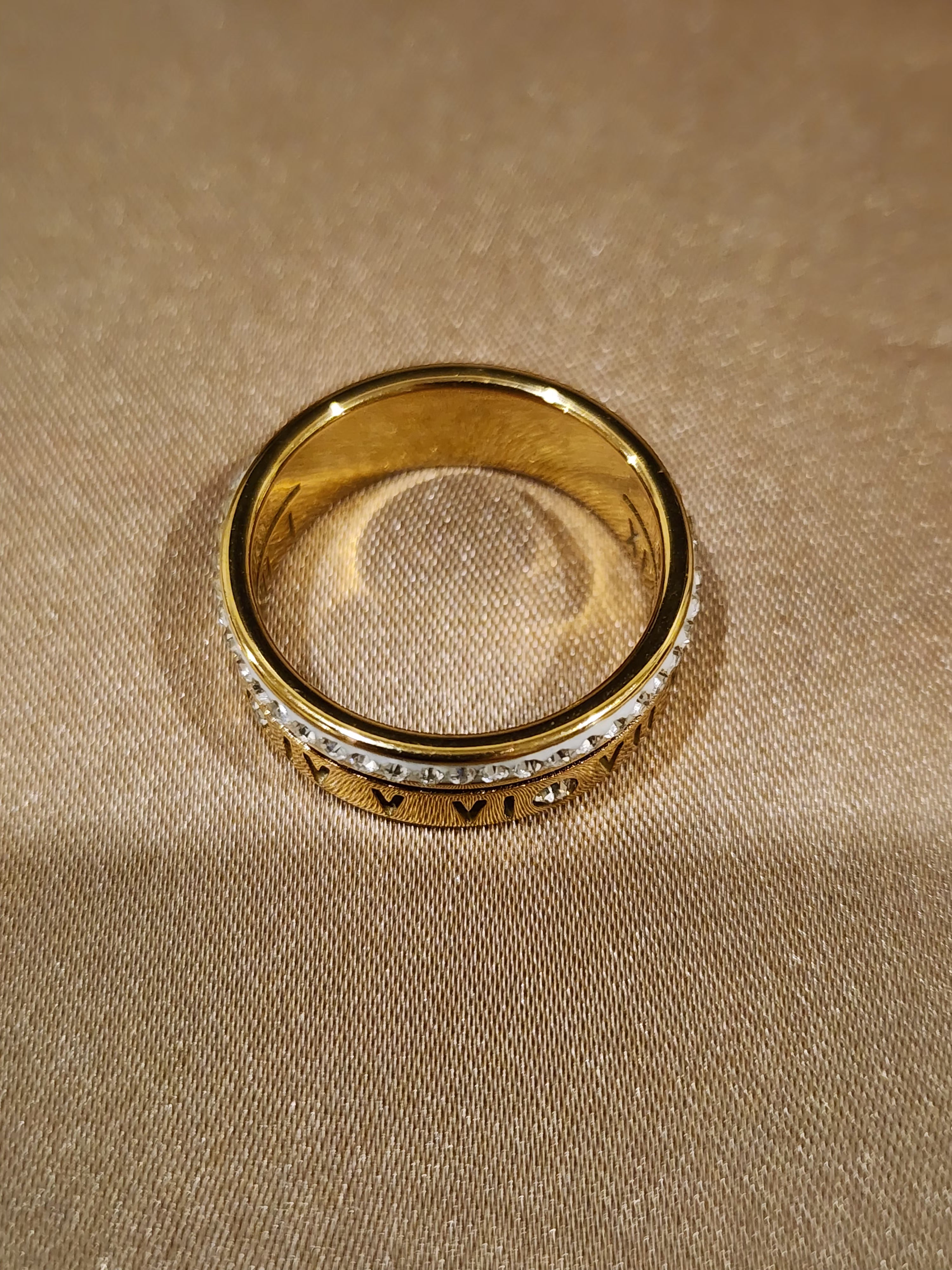✨ Roman Numeral Engraved Premium Crystal Band Ring – Aura de Luxe