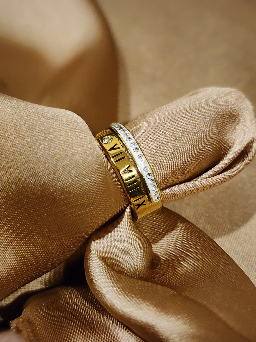 ✨ Roman Numeral Engraved Premium Crystal Band Ring – Aura de Luxe