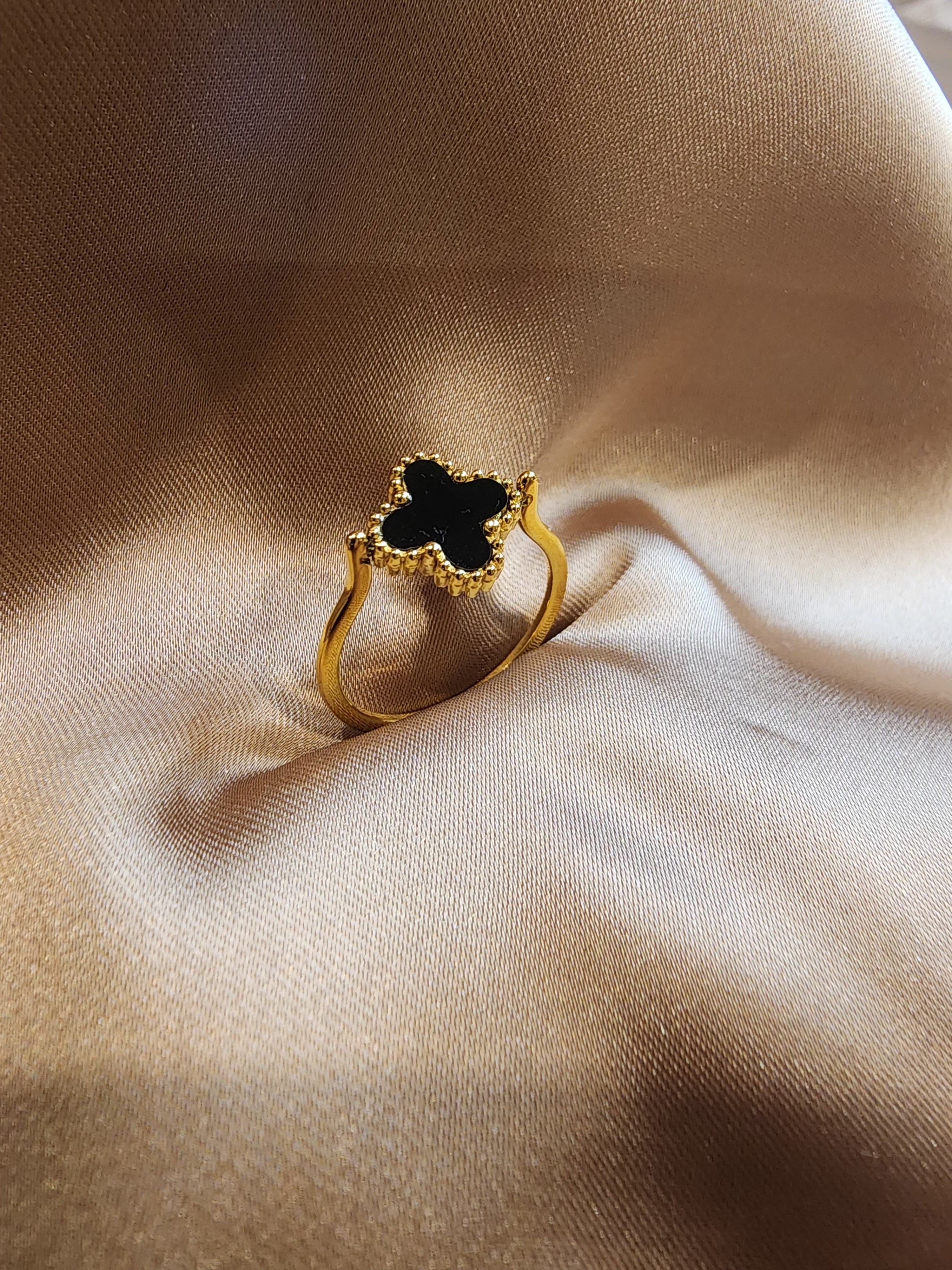 ✨ 2-in-1 Reversible Clover Ring (Black & White) – Aura de Luxe