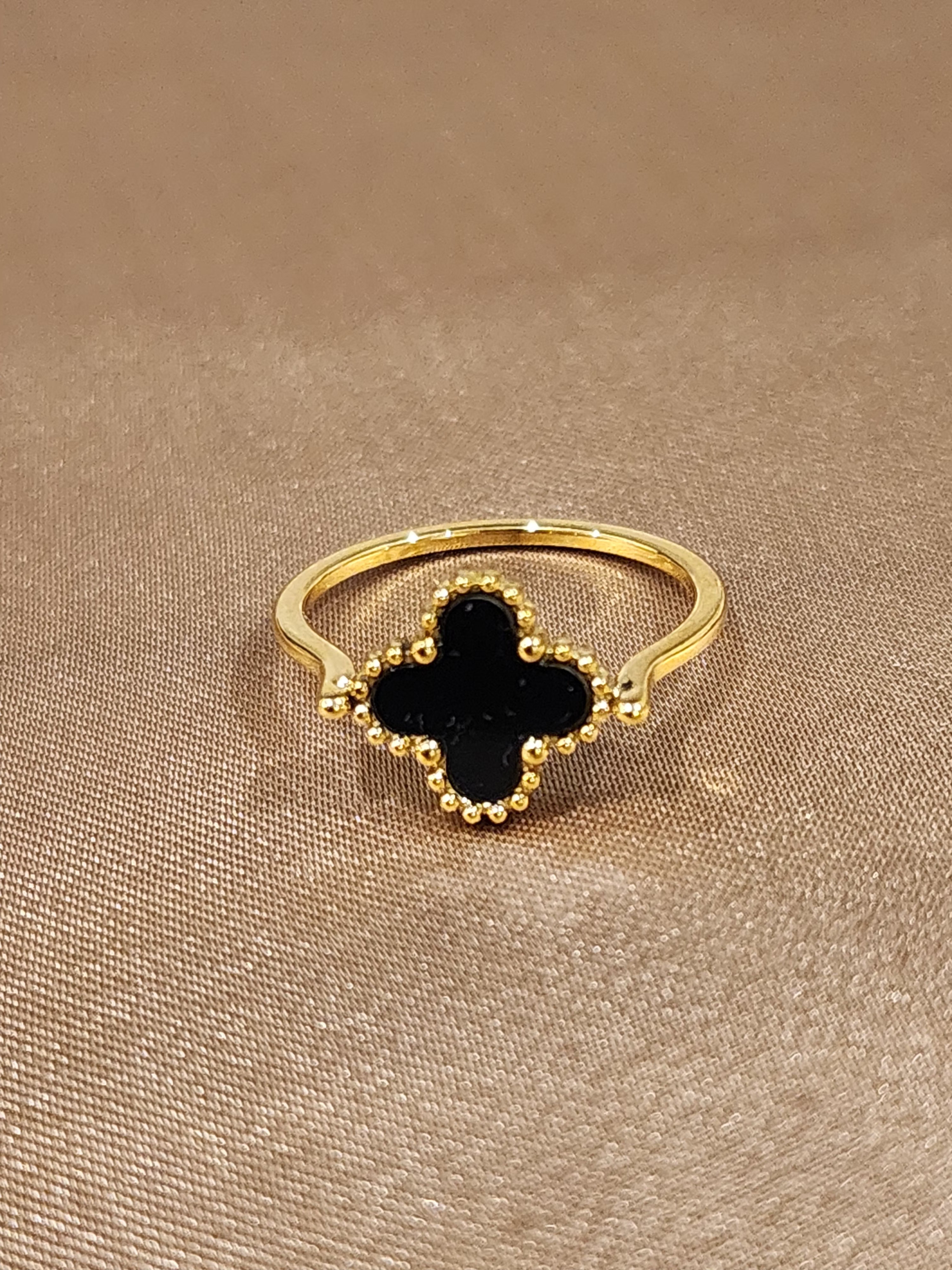 ✨ 2-in-1 Reversible Clover Ring (Black & White) – Aura de Luxe