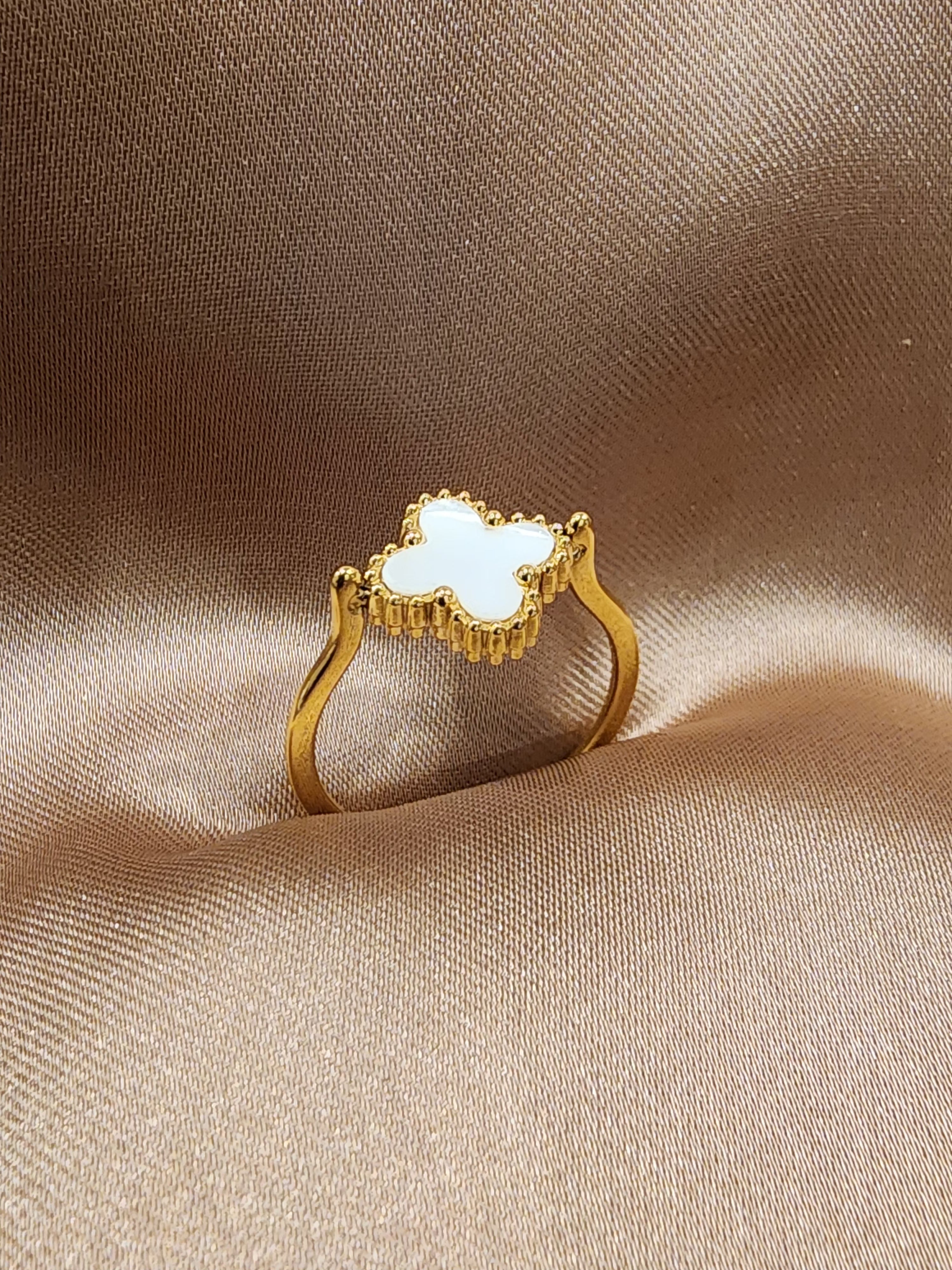 ✨ 2-in-1 Reversible Clover Ring (Black & White) – Aura de Luxe