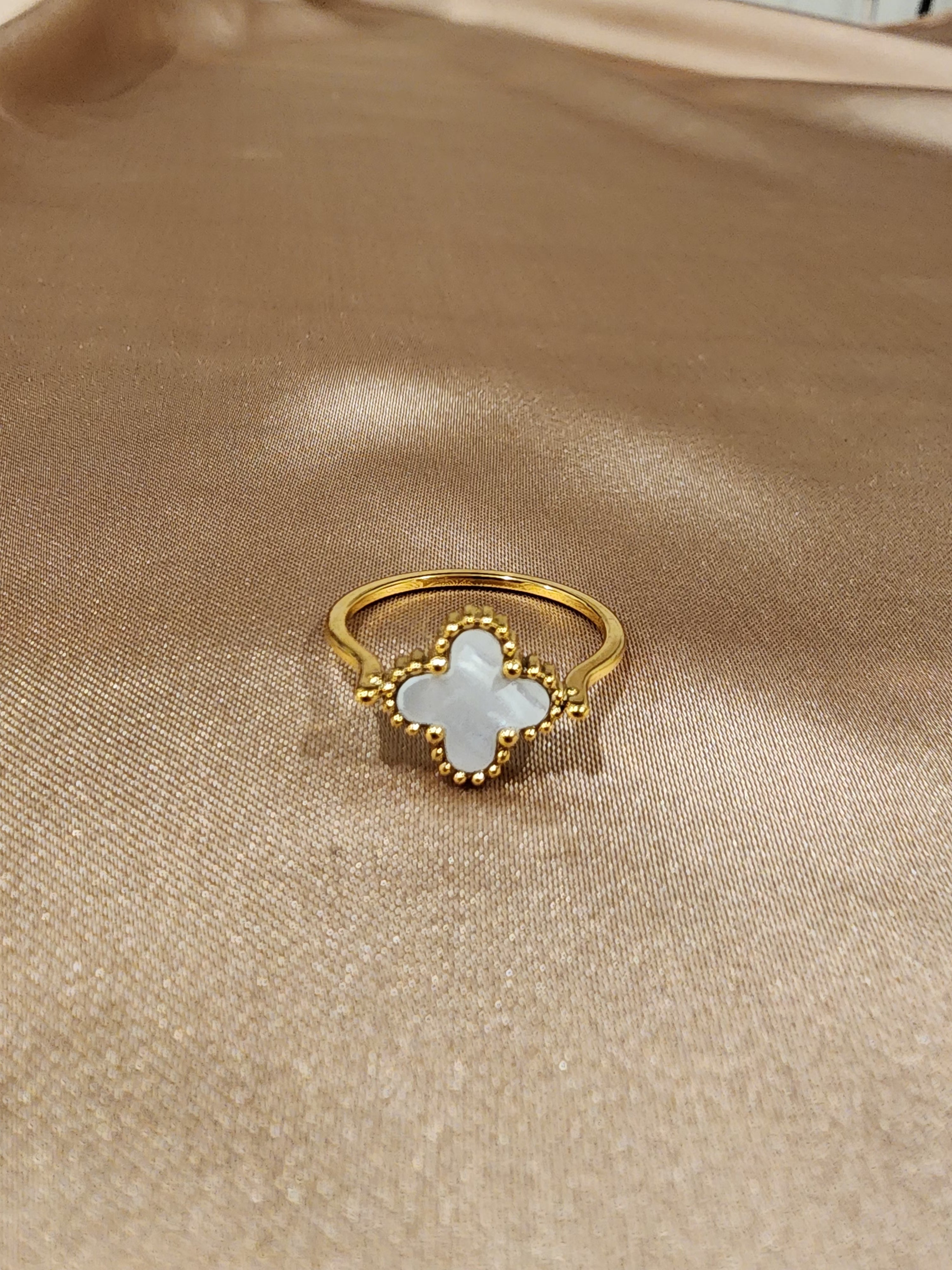 ✨ 2-in-1 Reversible Clover Ring (Black & White) – Aura de Luxe