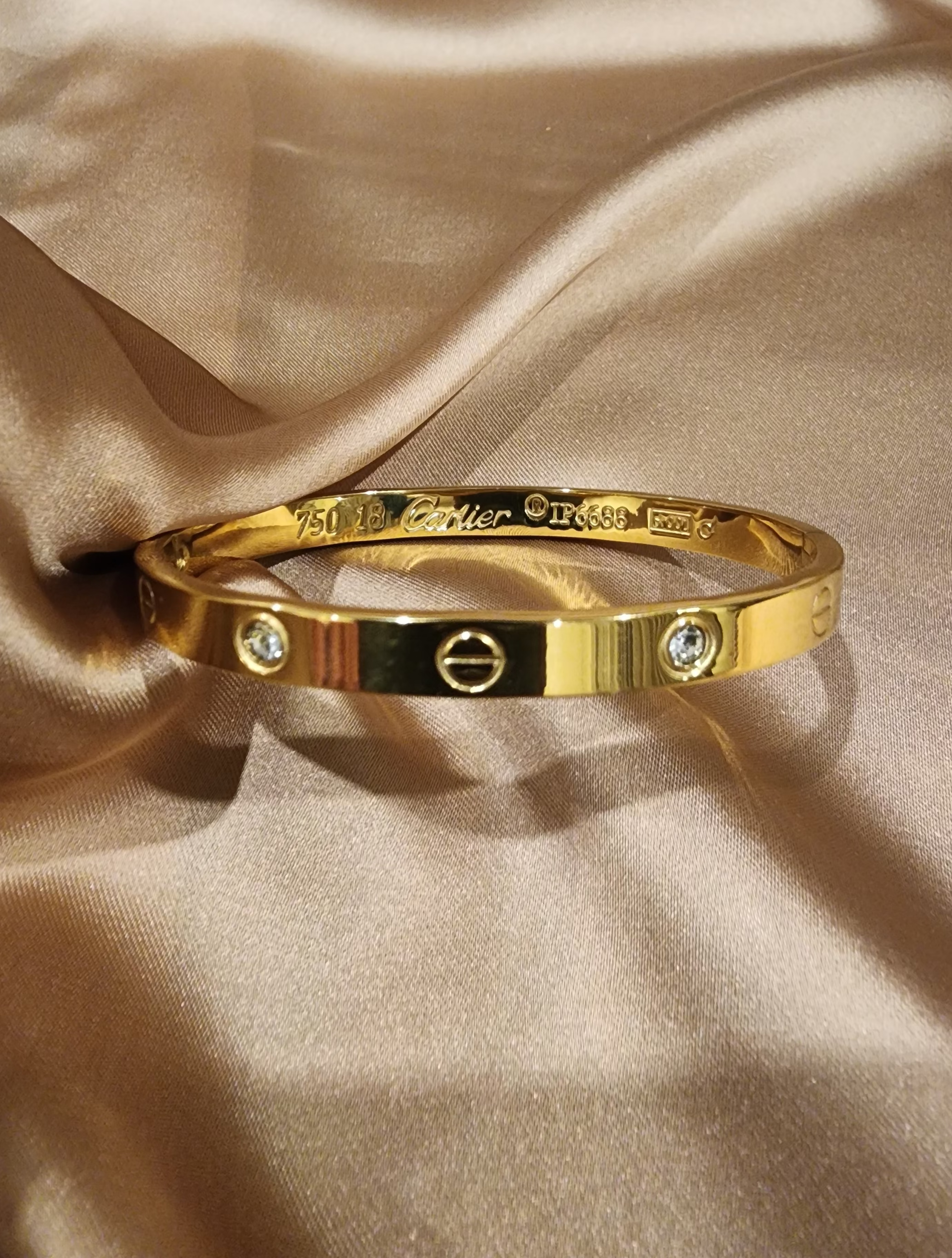 ✨ Gold-Tone Screw Motif Crystal Bangle – Aura de Luxe