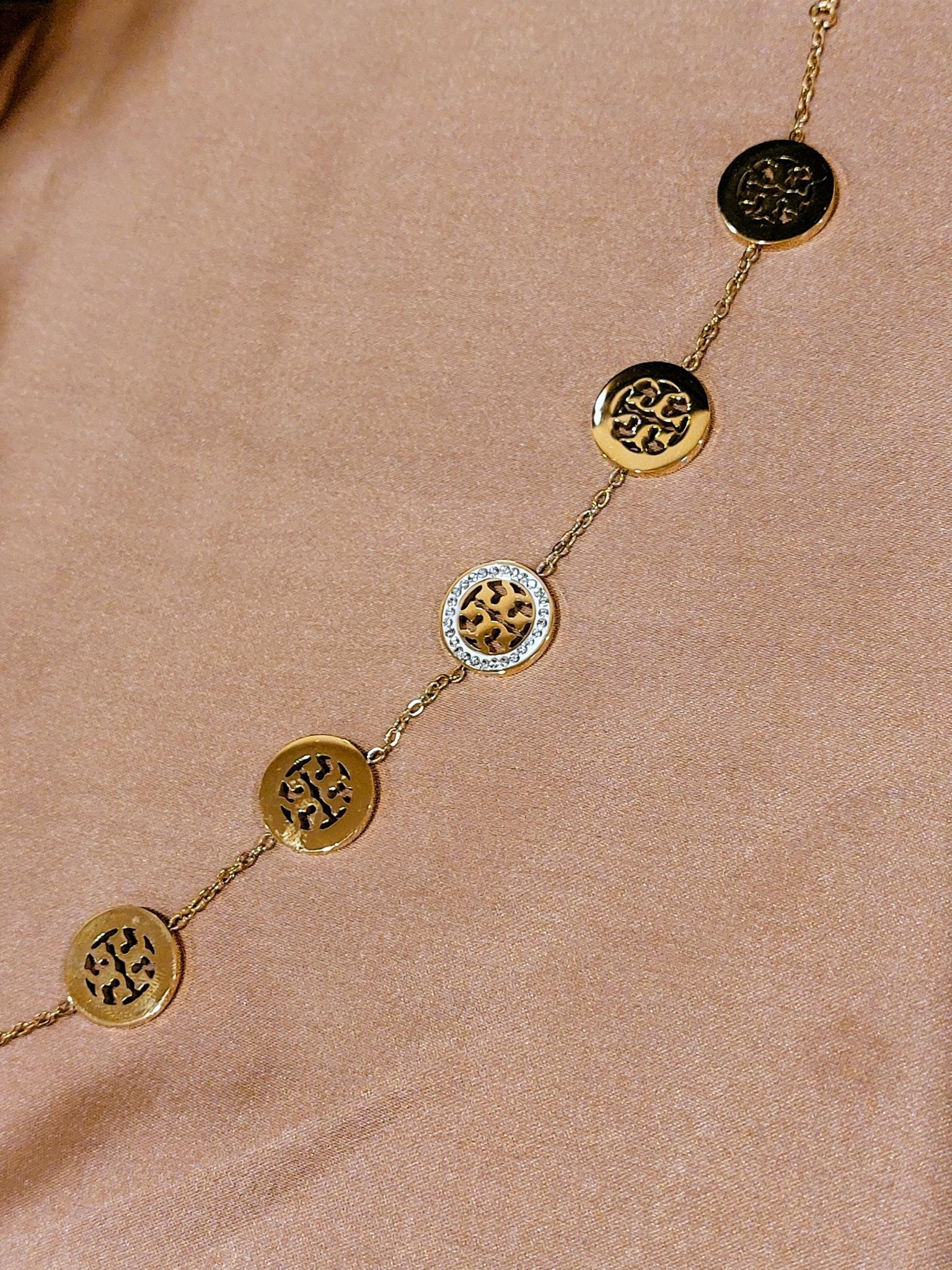 ✨ Signature Emblem Disc Bracelet – Aurã de Luxé - Aurã de Luxê