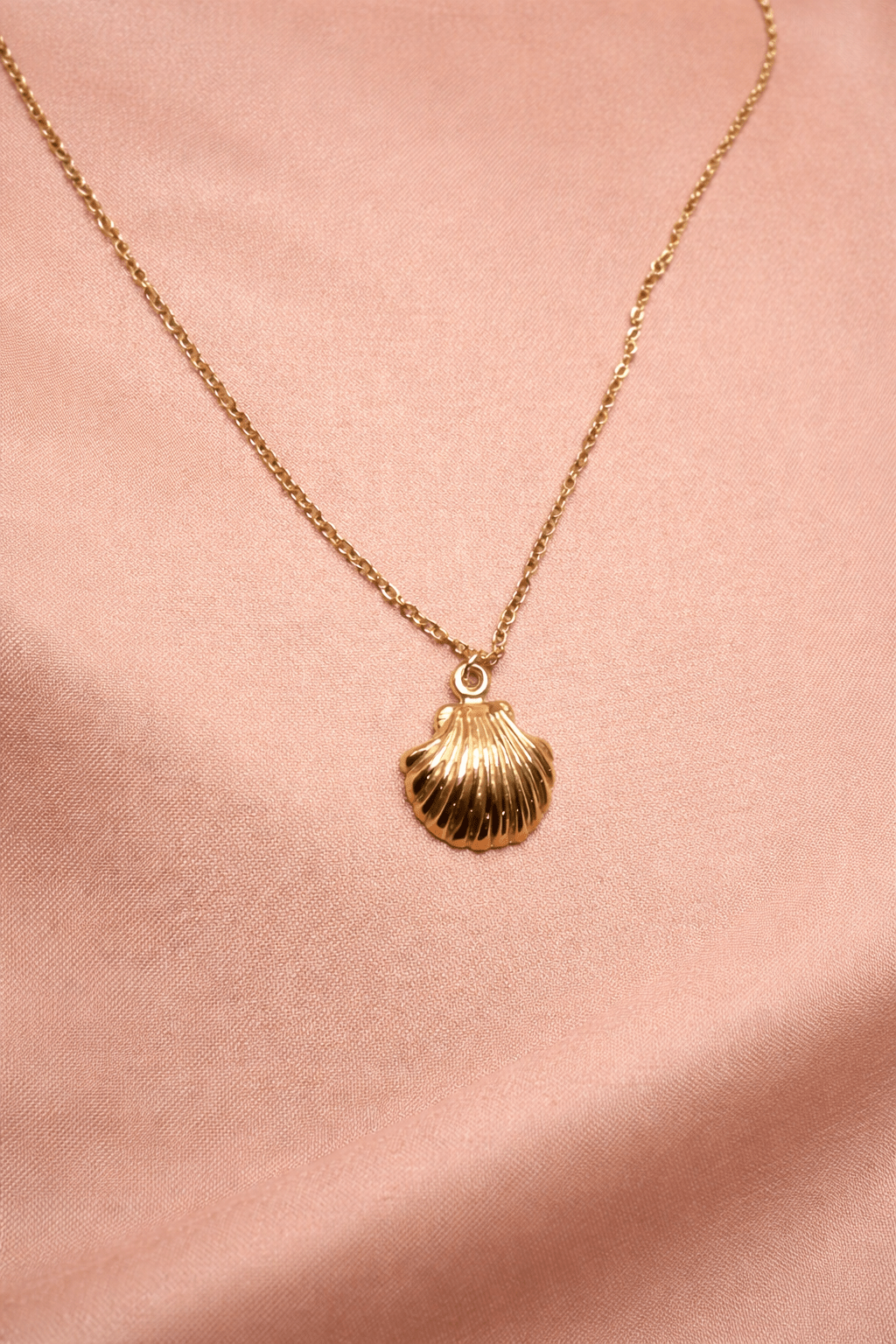 ✨ Golden Scallop Shell Pendant Necklace – Aurã de Luxé - Aurã de Luxê
