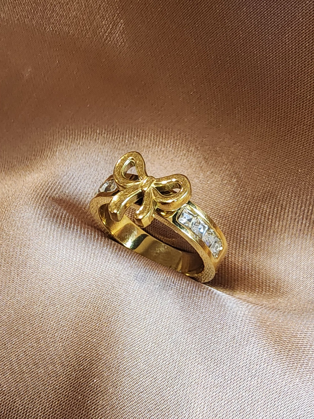 ✨ Bow Detail Gold-Tone Stainless Steel Ring – Aura de Luxe