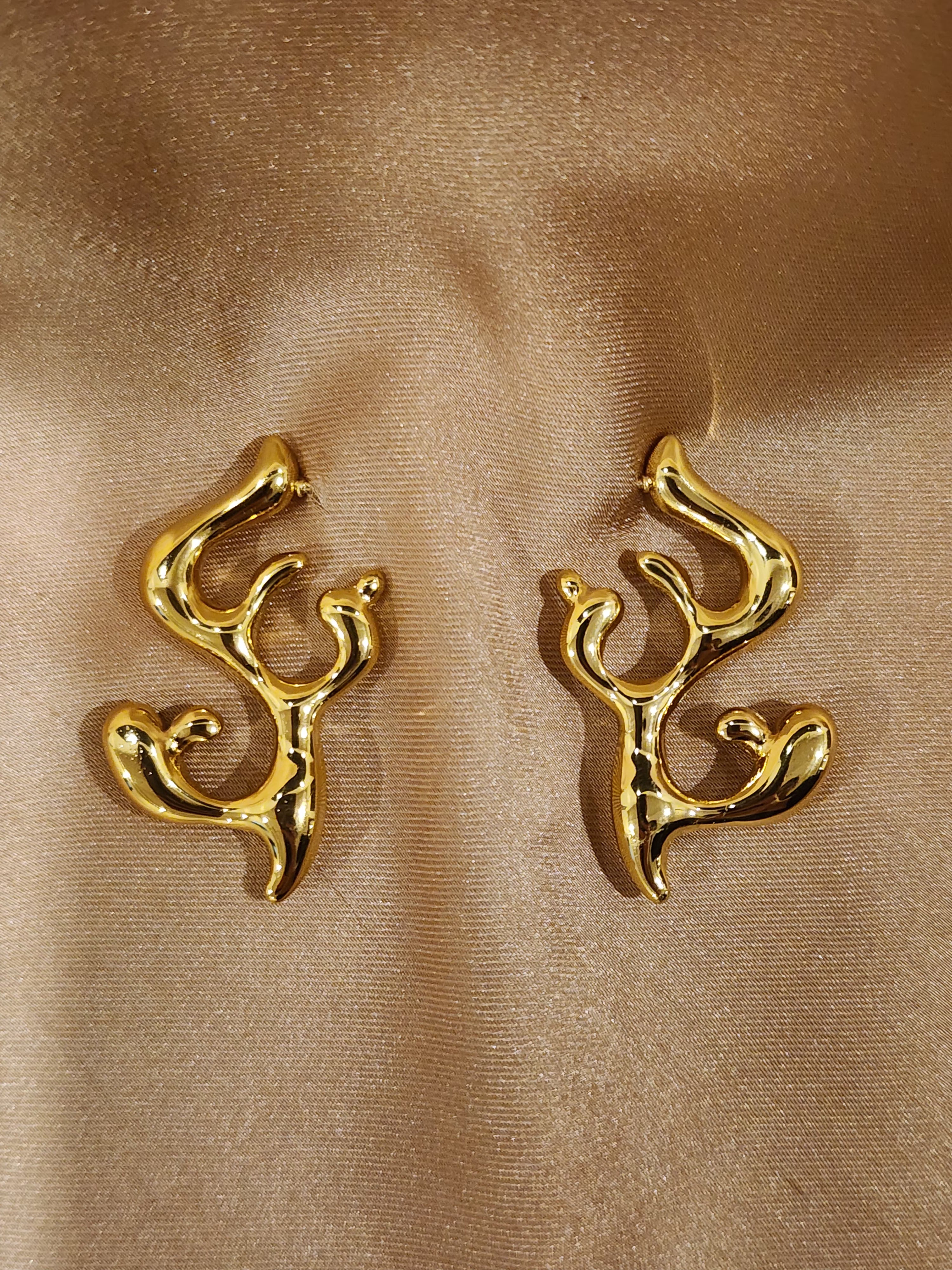 ✨ Sculpted Flame Abstract Stud Earrings – Aurã de Luxé