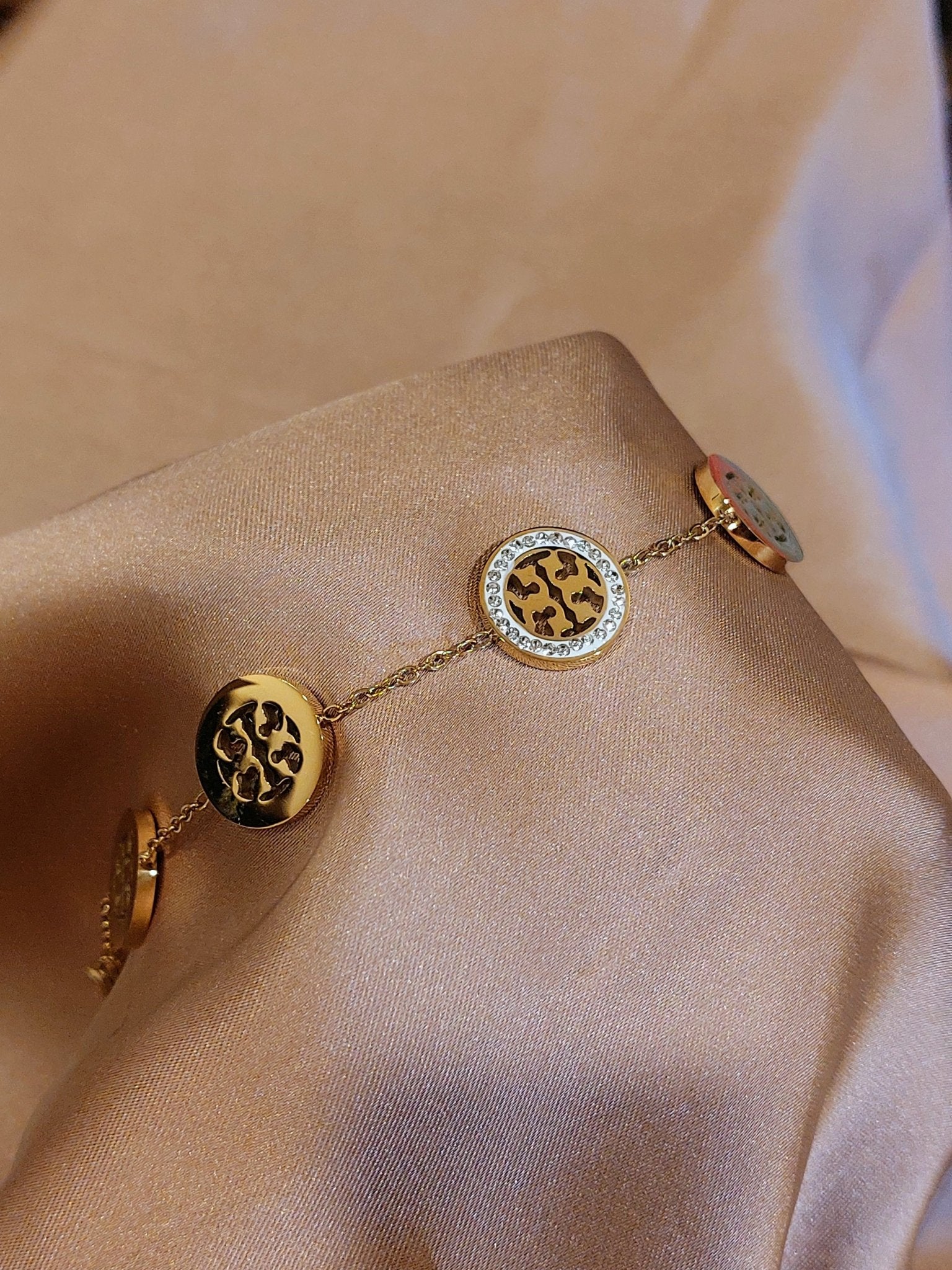 ✨ Signature Emblem Disc Bracelet – Aurã de Luxé - Aurã de Luxê