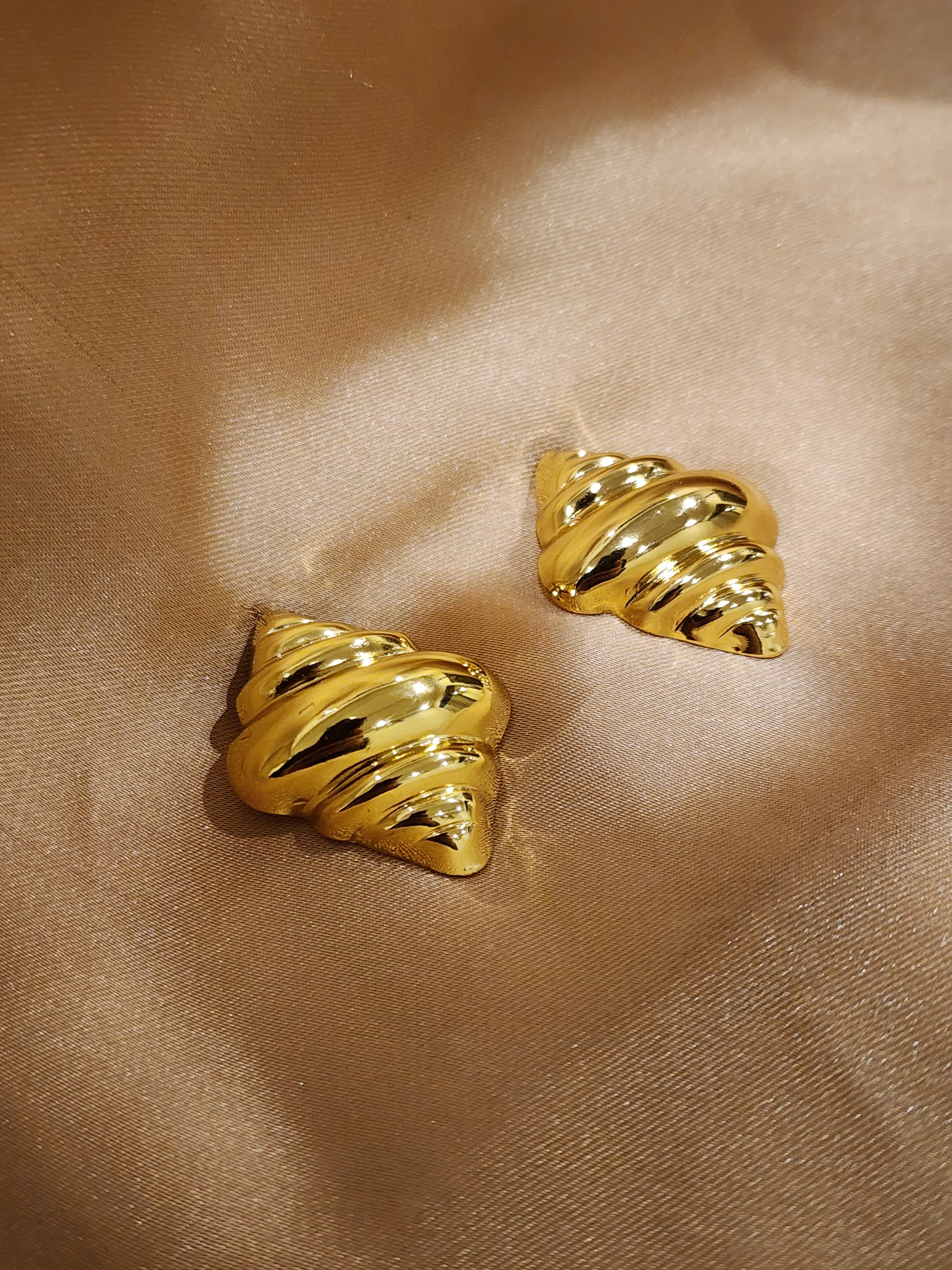 ✨ Croissant Curve Studs – Aura de Luxé
