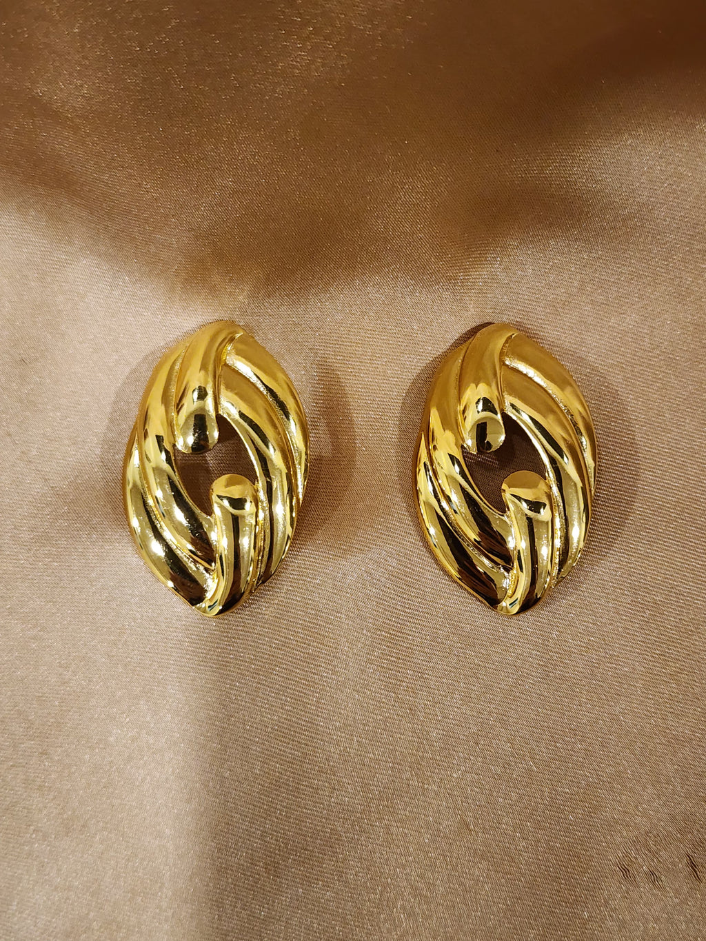 ✨ Aurelia Shell Studs – Aurã de Luxé