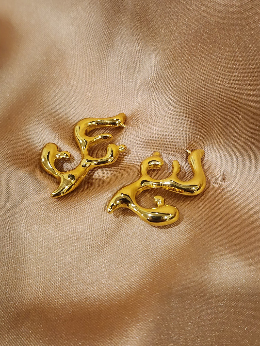 ✨ Sculpted Flame Abstract Stud Earrings – Aurã de Luxé