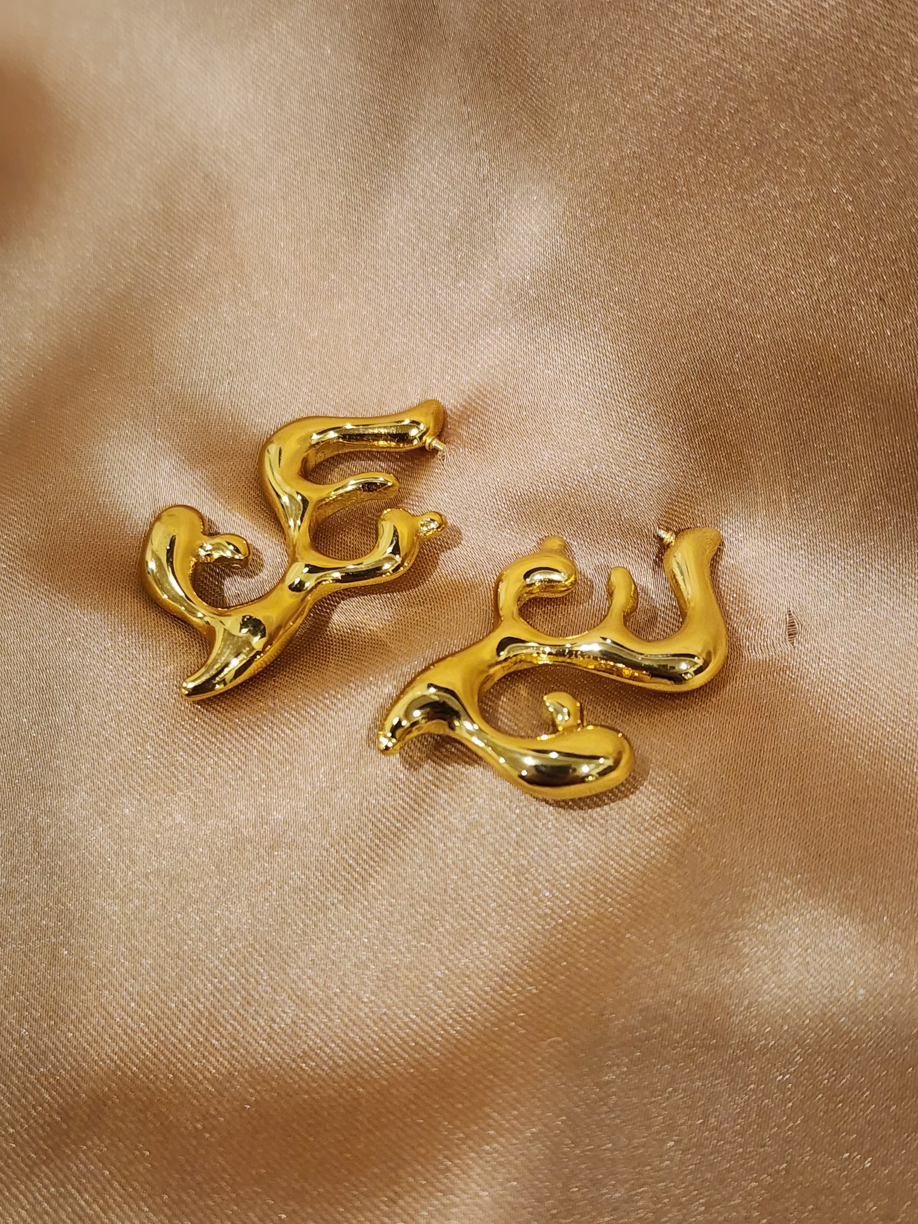 ✨ Sculpted Flame Abstract Stud Earrings – Aurã de Luxé