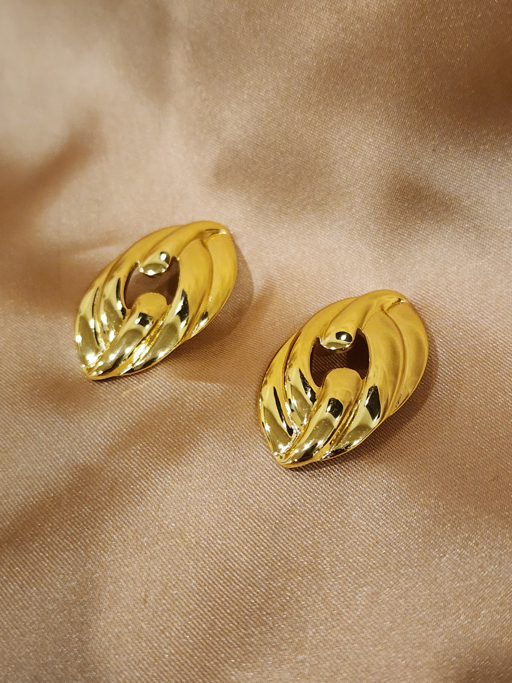 ✨ Aurelia Shell Studs – Aurã de Luxé