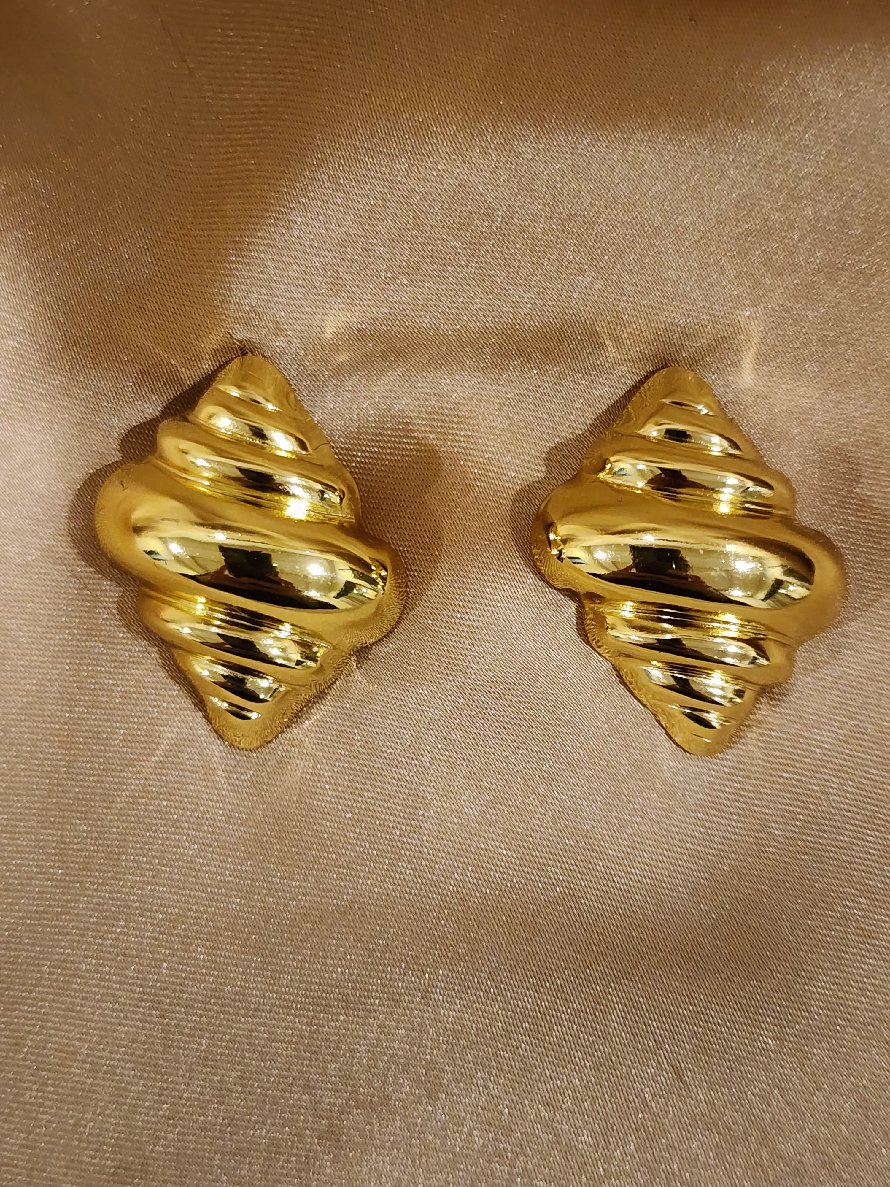 ✨ Croissant Curve Studs – Aura de Luxé