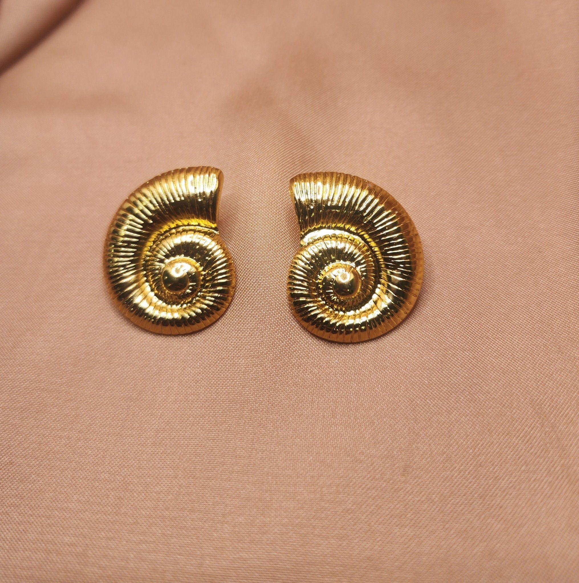 ✨ Aurã Spiral Radiance Studs - Aurã de Luxê