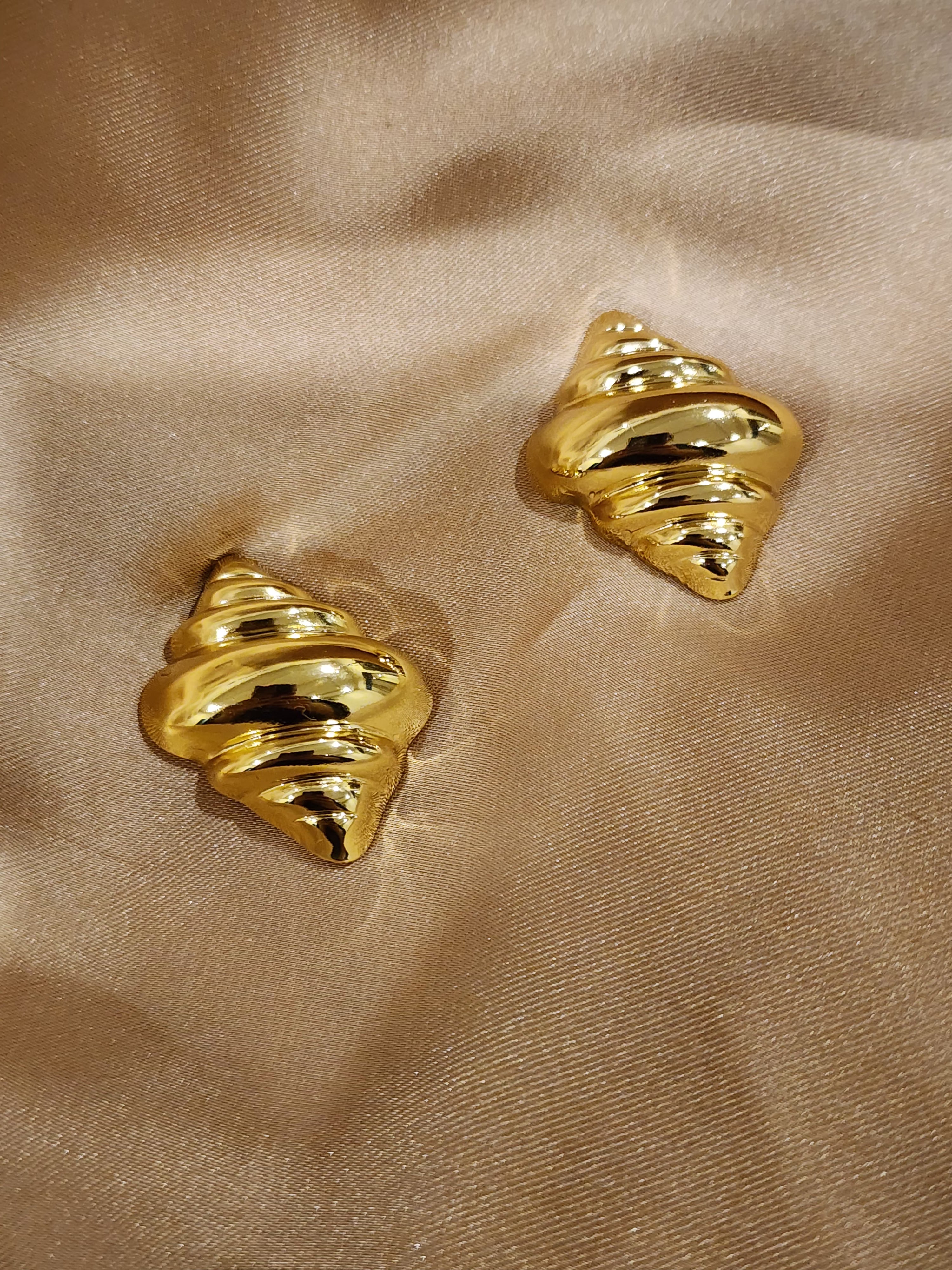 ✨ Croissant Curve Studs – Aura de Luxé